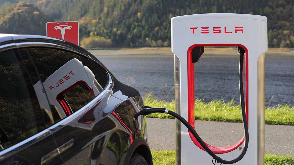 O que é o conector Tesla NACS (SAE J3400)?